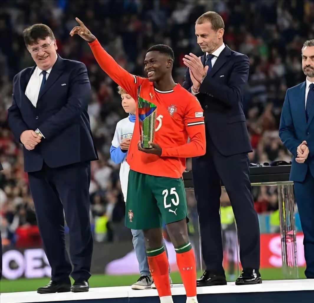 包含英超倒计时，葡萄牙体育冲刺阶段更衣室发声，细节引发关注，气氛紧张，控场能力受关注的词条